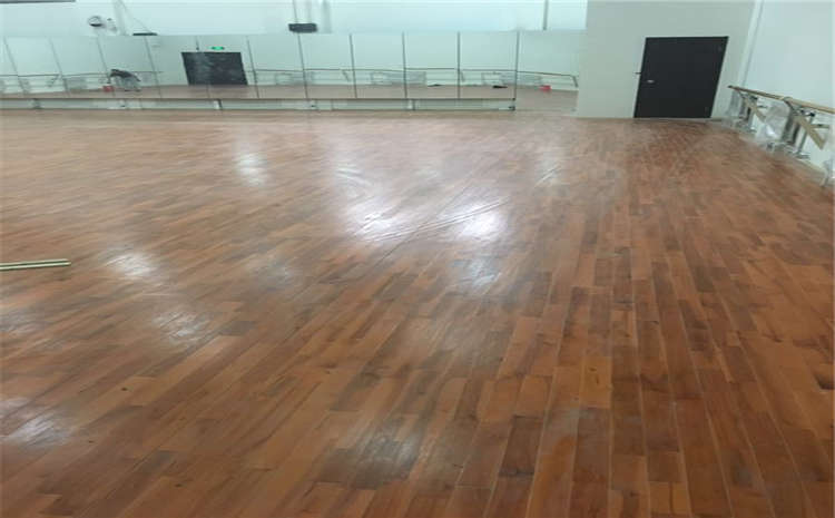 指接板風(fēng)雨操場(chǎng)地板品牌廠**